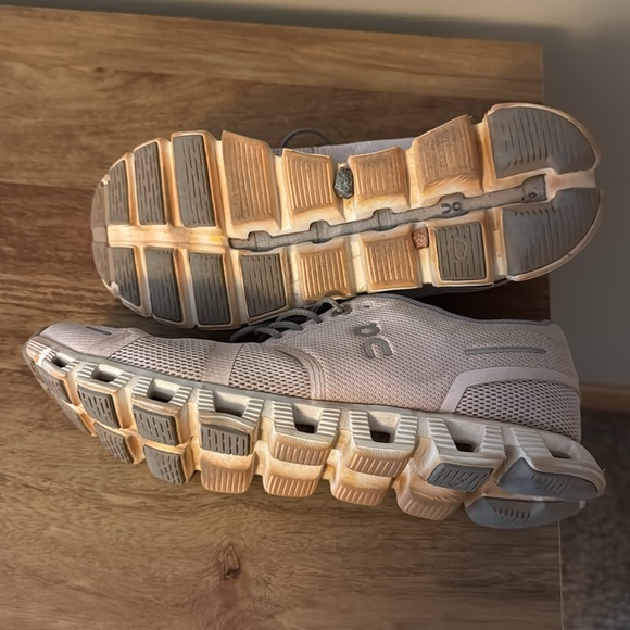 On Cloud Sneakers // - Picture 2 of 2